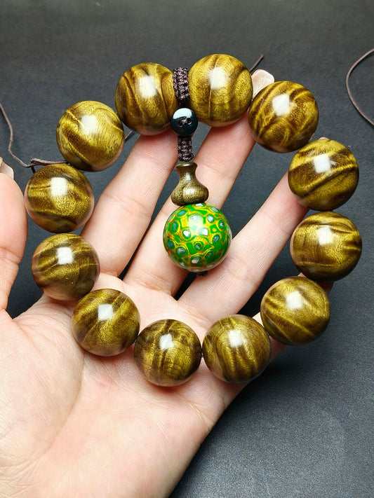 闇に輝く至高の美しさ「陰沈金絲楠木」— 日本Facebook向け紹介記事