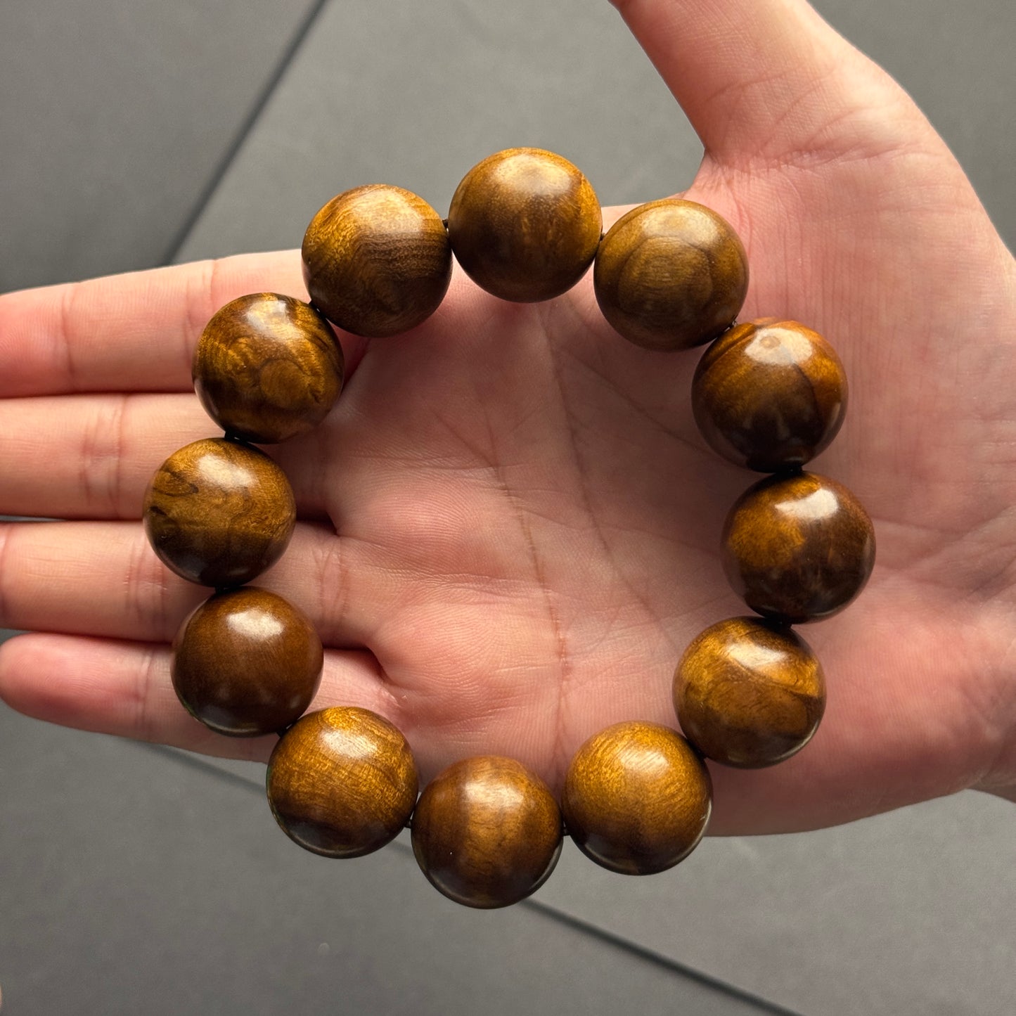 This is a gloomy gold thread camphor wood hand skewer (yellow-2.0).